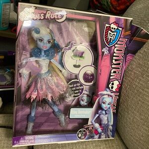 MONSTER HIGH GHOULS RULE ABBEY BOMINABLE.